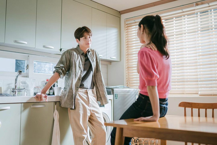 Ví dụ như không được hôn, cắn mạnh vào cổ vì bộ phận này quá nhạy cảm, chứa nhiều mạnh máu, nếu không cẩn thận sẽ dễ ảnh hưởng đến sức khỏe, thậm chí gây đột tử. Ngược lại, nếu như hôn đúng cách, sức khoẻ và tinh thần đều được thăng hoa.