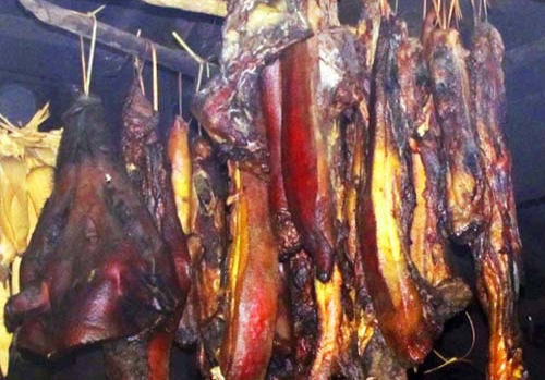 Thứ hai là thịt hun khói: Thịt hun khói mặc dù có hương vị đặc biệt quyến rũ, nhiều người thích ăn, thậm chí dùng trong bữa sáng hàng ngày nhưng loại thịt này rất giàu chất gây ung thư benzopyrene, ăn thịt hun khói lâu dễ sinh ra nhiều loại bệnh ung thư.