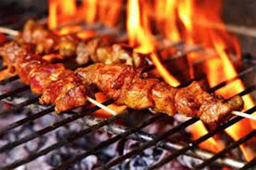 Thứ năm là thịt nướng: Một số người cho biết, họ thích ăn thịt nướng thậm chí là "nghiện" thịt nướng vì hương vị thơm ngon và không bị nhiều mỡ, bị ngấy như rán.