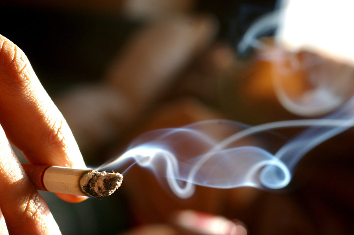 Bên cạnh đó, nicotin, hắc ín và các chất hóa học trong thuốc lá cũng có thể gây viêm dạ dày hoặc loét dạ dày. Tất cả những điều trên sẽ khiến chức năng dạ dày bị suy giảm từng chút một, đồng thời gián tiếp thúc đẩy sự xuất hiện của bệnh ung thư dạ dày.