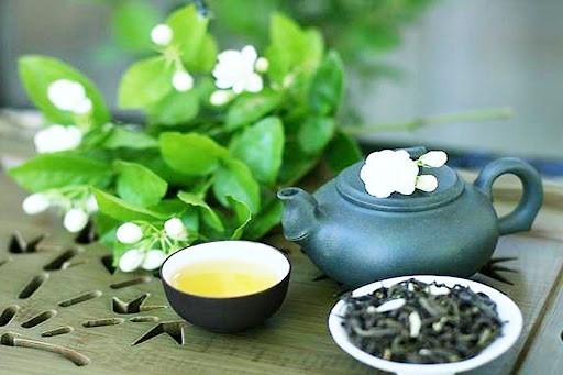 Nói cách khác, cáu trà còn gọi là bụi trà, là lớp lắng bám trong ấm trà. Thời gian càng lâu, lớp cáu trà càng dày và nặng, ủ trà càng thơm, nếu kiên trì hàng chục năm có thể đạt đến trạng thái không cần bỏ trà mà nước vẫn thơm như mùi trà. Thế nhưng, đây không phải là điều tốt đẹp gì.