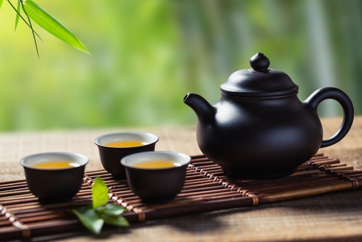Tuy nhiên, lưu ý rằng cáu trà có chứa kim loại nặng hay không lại liên quan đến chất lượng nước trà. Thành phần chính của trà là polyphenol và một lượng nhỏ kali, canxi, magiê, nhôm, kẽm, selen và các nguyên tố khác.