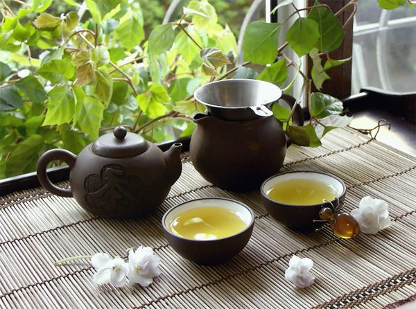 Đồng thời nó cũng chứa một lượng vi lượng chì và thủy ngân. Tuy nhiên, các chất ô nhiễm kim loại nặng như chì, asen, cadimi, thủy ngân không phải là nguyên tố kim loại chính của cáu trà mà chủ yếu tồn tại ở dạng kết tủa và khó hòa tan trong nước.