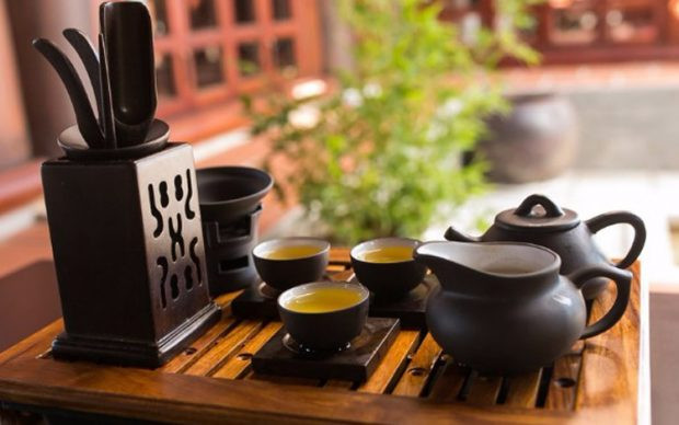 Từ xưa đến nay, trà được xem như một thức uống không thể thiếu của con người. Ở một số nơi, người yêu trà, thưởng trà cực thích lưu lại cáu trà, cặn trà. Thậm chí, có người không chịu rửa ấm cả chục năm để lắng lại một lớp cáu. Ảnh minh họa.
