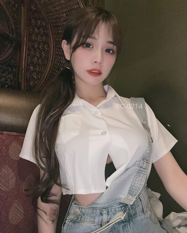 Mỹ nhân gợi cảm Thanh Thanh, người Trung Quốc, nổi tiếng nhờ gương mặt xinh đẹp ngọt ngào và thân hình gợi cảm. Đặc biệt vòng một cup F của cô vô cùng nổi bật, khiến cô nàng được người hâm mộ yêu mến hơn.