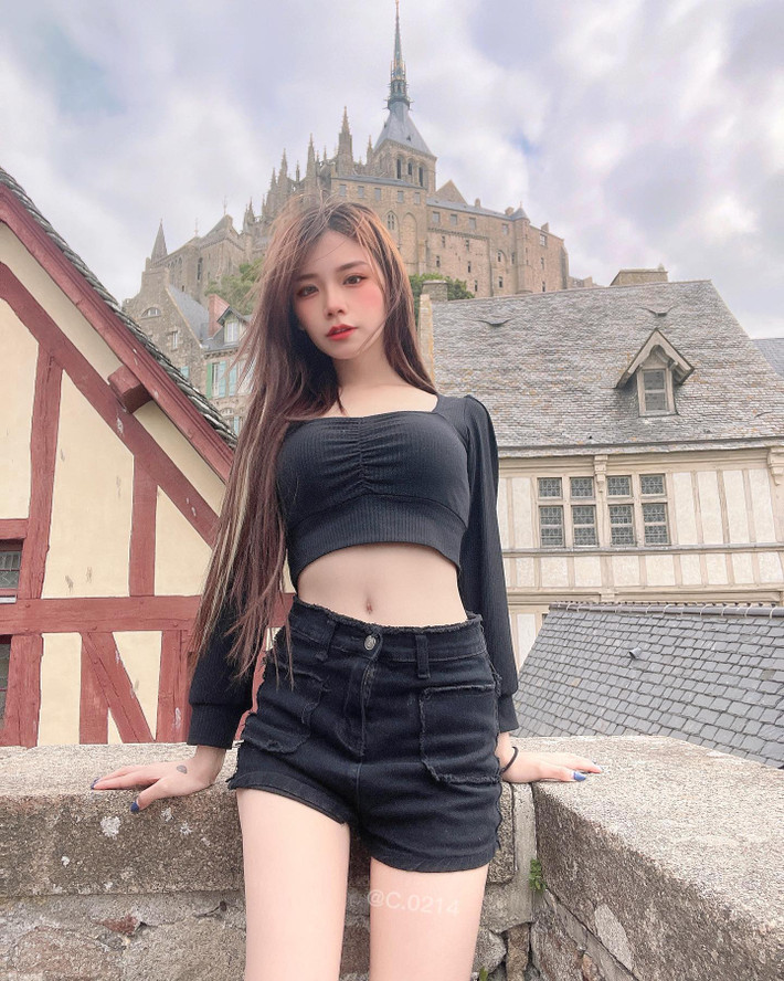 Thời gian gần đây, Thanh Thanh thường chia sẻ những vũ điệu vui tươi trên tài khoản Tiktok và không quên khoe dáng vóc cực chuẩn của mình.