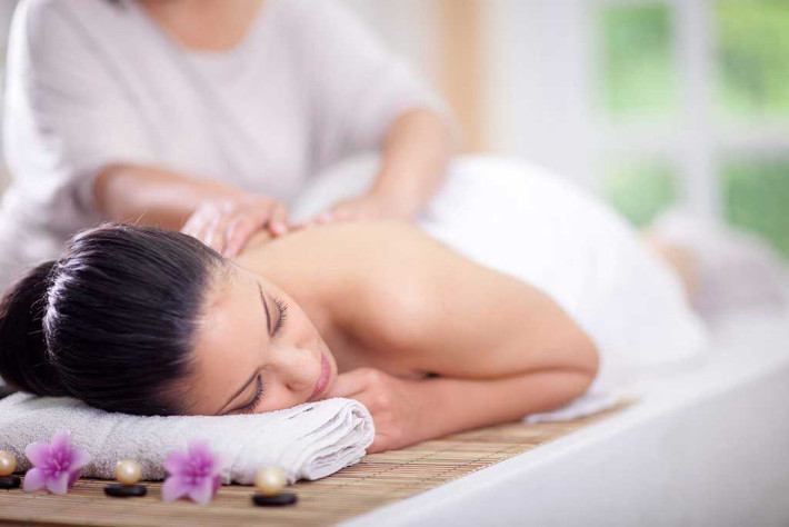 1. Rốn: Rốn nằm ở phần giữa của cơ thể con người, tuy là nơi truyền dinh dưỡng trong thời kỳ bào thai nhưng lại rất dễ bị mọi người bỏ qua. Khi chúng ta còn nhỏ thì người nhà bảo không được nghịch, ngoáy vào rốn, nếu không sẽ dễ bị tiêu chảy.