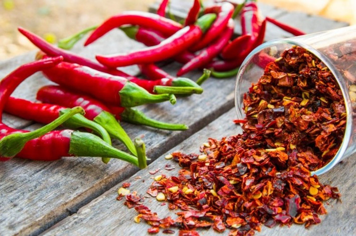 Ngoài ra, ăn ớt có thể bị viêm, sưng tấy một số bộ phận. Bệnh nhân tiểu đường cần một chế độ ăn nhẹ, vì vậy, tốt nhất nên ăn ít hoặc không ăn ớt.