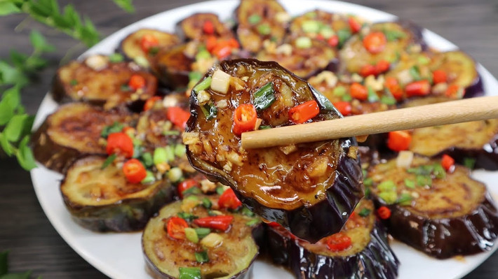Ở đây nói thêm một chút về cà tím. Có thông tin rằng cà tím có hại cho gan? Điều này là đúng hay sai? Theo nghiên cứu, cà tím rất giàu vitamin, protein, khoáng chất, ... Hàm lượng vitamin P trong 100 gram cà tím cao tới 720 mg hoặc hơn. Nó rất tốt cho gan và phù hợp với những bệnh nhân mắc bệnh gan.