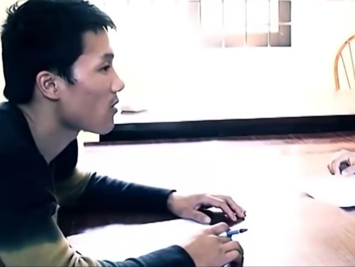 Là một thanh niên ham chơi từ nhỏ, bản thân ra tù, vào trại 2 lần nên hắn có rất nhiều mối quan hệ, cả bạn trong tù lẫn bạn chơi bời. Các trinh sát phát hiện Thông có bạn gái làm ăn ở TP. Việt Trì (Phú Thọ) và xác định Thông đã có mặt tại đây. Nhưng bạn gái của Thông cho biết hắn đã nhanh chóng rời đi sau khi gặp gỡ.