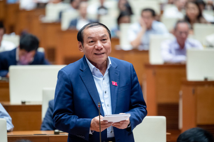 Phim "Đất rừng phương Nam" không vi phạm pháp luật điện ảnh: Bộ trưởng VHTTDL Nguyễn Văn Hùng nói về nội dung liên quan đến phim "Đất rừng phương Nam". “Hội đồng thẩm định phim đã họp, xem xét và cấp phép hoạt động. Hội đồng đánh giá, Bộ phim này không vi phạm pháp luật điện ảnh. Còn chuyện một số ý kiến dư luận cho rằng phim có biểu hiện này, biểu hiện khác thì đó là những dư luận chưa thật chuẩn xác. Cần xem xét nếu có vấn đề xúc phạm bôi xấu, thì sẽ xử lý theo các quy định hiện hành", ông Hùng nói.
