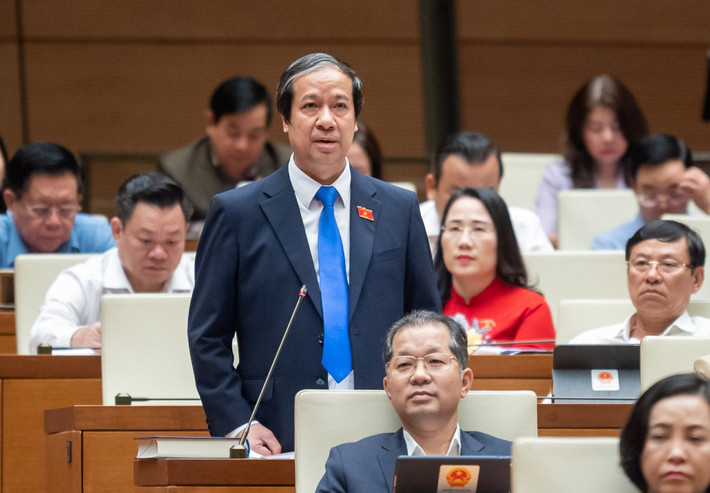 Có một kỳ thi tốt nghiệp là cần thiết: Trả lời câu hỏi của đại biểu Hạnh, Bộ trưởng Nguyễn Kim Sơn cho biết, khi kết thúc giai đoạn THPT, để kết thúc 12 năm giáo dục phổ thông thì có một kỳ thi tốt nghiệp là cần thiết, điều này được ghi rõ trong luật Giáo dục 2019. “Kỳ thi tốt nghiệp THPT mục đích và bản chất là tốt nghiệp phổ thông. Tuy nhiên, trong thực tế kỳ thi này còn dùng cho việc đánh giá kết quả học tập và cạnh đó cũng là căn cứ để một số trường đại học sử dụng cho việc tuyển sinh. Với một số mục đích như vậy, kỳ thi tốt nghiệp THPT vẫn được tổ chức, tiếp tục tổ chức trong những năm tới", Bộ trưởng Nguyễn Kim Sơn nói.