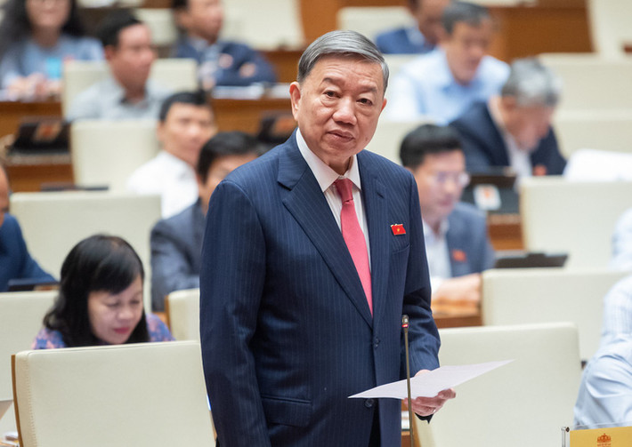 Không có chuyện "xử lý quá cán bộ sợ không dám làm": Bộ trưởng Công an Tô Lâm cho biết, đấu tranh phòng chống tham nhũng là công tác rất trọng tâm của lực lượng công an triển khai trong thời gian qua. Về khâu xử lý đối tượng, có 2 tội danh chính: một là tội tham ô tài sản, ăn cắp tài sản nhà nước làm tài sản riêng; hai là đưa hối lộ, nhận hối lộ. Cho tới nay chưa bắt đối tượng nào liên quan mà không nhận tiền. Đâu đó có ý kiến "xử lý quá cán bộ sợ không dám làm" là không phải. Đây không phải là làm trái, lợi dụng trách nhiệm quyền hạn mà là nhận hối lộ. Việc xử lý, nhân dân rất đồng tình.