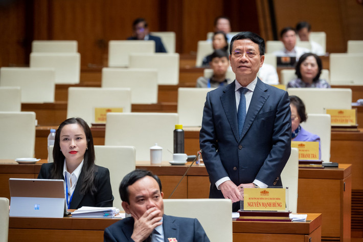 Sắp ban hành Nghị định căn bản để quản lý mạng xã hội: Trả lời đại biểu Bích Châu, Bộ trưởng TT&TT Nguyễn Mạnh Hùng cho biết, quản lý mạng xã hội sẽ được sửa đổi trong Nghị định 72 dự kiến được Chính phủ ban hành cuối năm nay. Đây là nghị định căn bản để quản lý các mạng xã hội, trong đó có việc xâm hại đời tư. Bộ đã thành lập trung tâm xử lý tin giả quốc gia, nhưng cần thành lập các trung tâm xử lý tại từng tỉnh. Bộ cũng phối hợp với Bộ Công an xử lý nghiêm, xử lý hình sự một số vụ việc xâm hại mang tính trọng tâm như vụ bà Phương Hằng, mang tính răn đe rất cao. Chúng ta sống trong xã hội thực hàng nghìn năm mà vẫn còn nhiều vấn đề huống chi mới di chuyển lên không gian mạng khoảng 20 năm. Do đó, cần đưa xây dựng văn hóa ứng xử trên không gian mạng vào chương trình đào tạo phổ thông…”