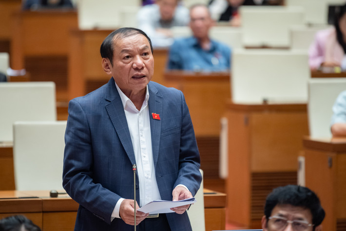 Nếu có biểu hiện bôi nhọ phải được tiếp tục xử lý: Bộ trưởng VHTTDL Nguyễn Văn Hùng cho biết, bộ phim Đất rừng Phương Nam đã được Hội đồng thẩm định phim quốc gia tiến hành thẩm định và khẳng định bộ phim không vi phạm pháp luật về điện ảnh, được cấp phép để phổ biến. “Bộ Văn hóa rất cẩn trọng trước những yêu cầu có tính chất tranh luận trên nền tảng của mạng xã hội và nhiều ý kiến đóng góp, tiếp thu hợp lý những ý kiến mà dư luận phản ánh. Tuy nhiên, nếu có các biểu hiện bôi xấu, bôi nhọ phải được tiếp tục xử lý”.