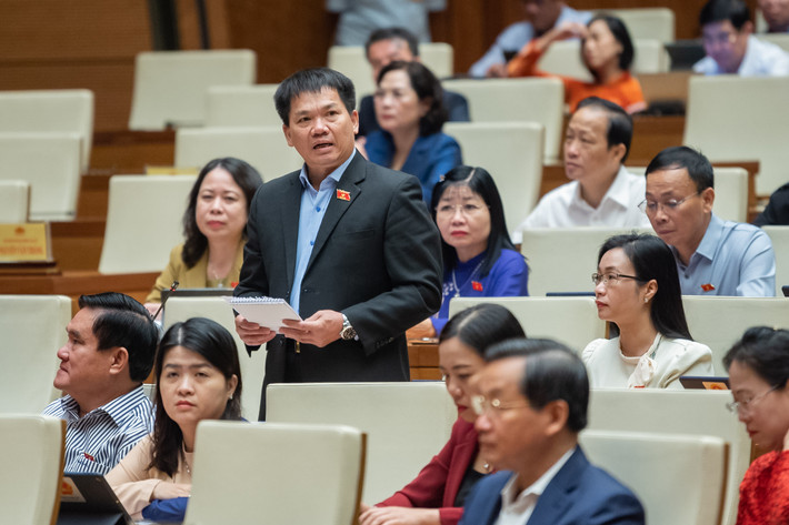Bệnh nhân đi viện phải mua thuốc ở bên ngoài với giá đắt: Tranh luận với Bộ trưởng Y tế, đại biểu Dương Khắc Mai (Đắk Nông) đề cập đến vấn đề bệnh nhân đi viện thì phải mua thuốc ở bên ngoài: “Bệnh nhân phải đi viện mà phải mua thuốc ở bên ngoài với giá rất đắt thì không phải ai cũng mua được. Đề nghị Bộ trưởng Y tế chỉ đạo phối hợp với cơ quan Bảo hiểm y tế có giải pháp kịp thời cho bệnh nhân khi tham gia bảo hiểm, khám chữa bệnh, đặc biệt là đảm bảo quyền lợi cho bệnh nhân nghèo, có điều kiện kinh tế khó khăn”.