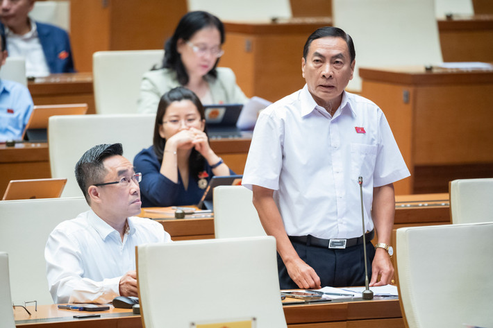 Liệu có xảy ra những vụ giống ngân hàng SCB trong thời gian tới: Chất vấn Thống đốc Ngân hàng Nhà nước, Đại biểu Phạm Văn Hòa (Đồng Tháp) nói, bà con cử tri nhắn tin cho ông đặt vấn đề về tình hình các ngân hàng, đặc biệt là ngân hàng hiện đang được đưa vào diện kiểm soát đặc biệt như SCB. "Xin Thống đốc cho biết liệu có khả năng sắp tới xảy ra những vụ giống như SCB thời gian qua nữa hay không, để cho khách hàng có tiền gửi họ yên tâm. Hiện 4 - 5 ngân hàng bị kiểm soát đặc biệt là "hết sức nguy hiểm", đại biểu Hòa nói.