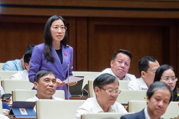 Cao tốc đi vào khai thác sớm hư hỏng, sửa chữa: Đại biểu Hoàng Thị Thanh Thúy (Tây Ninh) nêu câu hỏi chất vấn: “Với việc cùng một lúc phải thực hiện khối lượng công việc rất lớn, thời gian hoàn thành mục tiêu 3000 km cao tốc đã rất gấp rút và cận kề vào năm 2025 thì điều mà cử tri băn khoăn, lo lắng là chất lượng của các công trình giao thông. Đề nghị Bộ trưởng cho biết giải pháp cụ thể để không xảy ra tình trạng cao tốc đi vào khai thác sớm hư hỏng, sửa chữa, gây thất thoát lớn, lãng phí như tuyến Đà Nẵng- Quảng Ngãi, Hà Nội- Lào Cai… trong thời gian vừa qua?