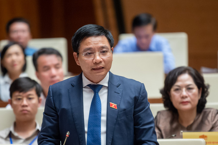 “Quyết liệt triển khai tháo gỡ khó khăn của 8 dự án BOT”: Bộ trưởng Nguyễn Văn Thắng khẳng định như trên khi trả lời đại biểu Trịnh Xuân An. Tuy nhiên, theo ông Thắng, nhiệm vụ này đã được triển khai từ lâu nhưng có nhiều vấn đề phức tạp trong việc tháo gỡ cho các dự án này. “Hiện nay Bộ GTVT đã tích cực triển khai các bước tháo gỡ khó khăn trong đó, nhà đầu tư cần hy sinh lợi nhuận, ngân hàng phải hy sinh lãi suất để bảo tồn vốn… Bộ đã tổng hợp và giải trình cụ thể, sẽ báo cáo Chính phủ trước ngày 15/11, hy vọng trong thời gian sớm nhất, Chính phủ sẽ trình Quốc hội tháo gỡ 8 dự án BOT”, ông Thắng cho biết.