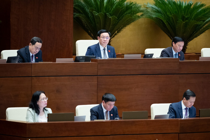 Vốn liếng không nhiều nên phân kỳ đầu tư là đúng: Nói rõ thêm về vấn đề thiết kế xây dựng đường cao tốc. Chủ tịch Quốc hội Vương Đình Huệ cho biết, đã có nhiều đại biểu tranh luận về vấn đề này. Vốn liếng của ta không có nhiều nên phân kỳ đầu tư là đúng. Nhưng vấn đề phân kỳ đầu tư phải đạt mức tối thiểu như thế nào để đảm bảo an toàn giao thông thì Bộ GTVT cần suy nghĩ thêm. Ngay cả những đoạn vừa hoàn thành trong cao tốc Bắc - Nam, đoạn từ Cao Bồ đi Thanh Hóa và Thanh Hóa đi Diễn Châu, theo quan sát và nhiều người cho rằng, số lượng xe tham gia giao thông rất ít, vì tốc độ chỉ có 80 km/giờ và không có làn đường giật cấp. Chỉ cần một xe bị tai nạn hoặc bị xịt lốp thì sẽ tắc nghẽn hết tất cả”.