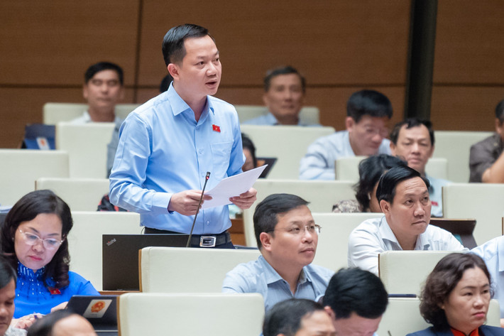 Thời gian cụ thể giải quyết dứt điểm những vướng mắc về BOT? Chất vấn Bộ trưởng GTVT, đại biểu Quốc hội Trịnh Xuân An (Đồng Nai) cho biết, tại Nghị quyết số 62, Quốc hội đã giao nhiệm vụ trong năm 2022 phải giải quyết dứt điểm những vướng mắc, bất cập về trạm thu phí dự án BOT. Trong hơn một năm qua, mặc dù Bộ GTVT đang nỗ lực triển khai thực hiện, tuy nhiên chưa hoàn thành. Đề nghị Bộ trưởng cho biết giải pháp và thời gian cụ thể để hoàn thành nhiệm vụ này?