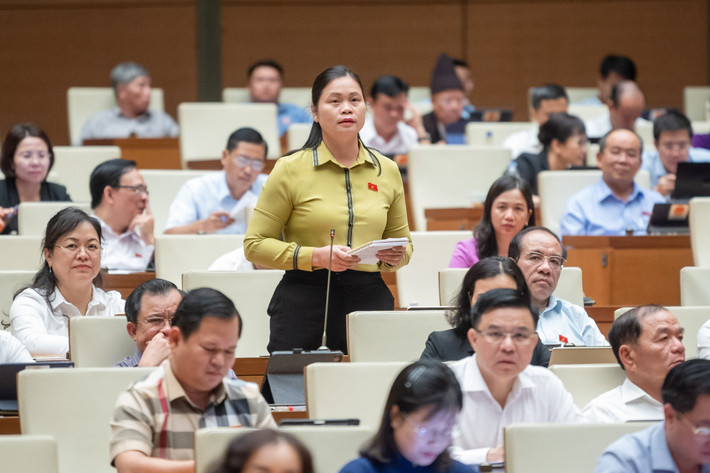 Trách nhiệm quản lý nhà nước trước tình trạng khai thác khoáng sản trái phép?: Chất vấn Bộ trưởng TNMT, đại biểu Ma Thị Thúy (Tuyên Quang) cho biết, tình trạng khai thác khoáng sản trái phép vẫn diễn ra phức tạp nhiều năm qua và đã có nhiều vụ án được phanh phui, điều tra. Đại biểu đề nghị Bộ trưởng cho biết trách nhiệm quản lý nhà nước của Bộ Tài nguyên và Môi trường trong thời gian vừa qua, giải pháp khắc phục trong thời gian tới?