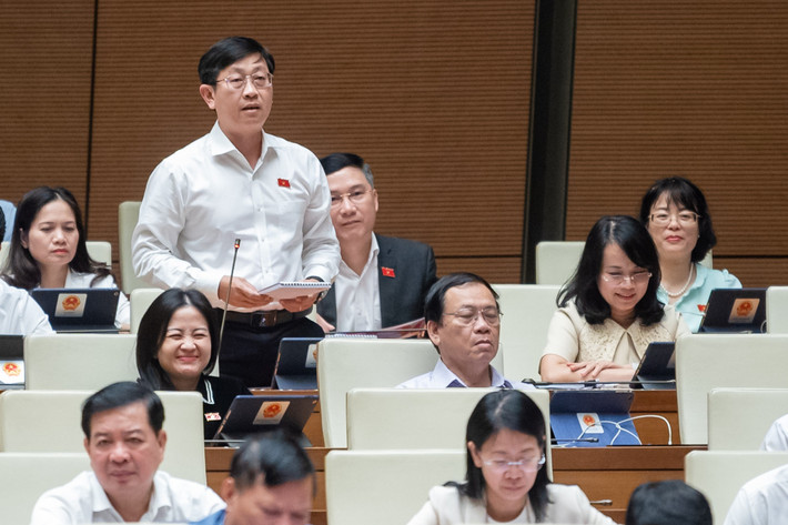 Lưu thông trên cao tốc, giải quyết nỗi buồn thế nào?: “Hiện nay, cao tốc đi qua tỉnh Bình Thuận gần 200 km đi vào vận hành, lưu thông nhưng lại chưa bố trí trạm dừng chân. Khi lưu thông trên tuyến đường cao tốc này không biết phải giải quyết "nỗi buồn" như thế nào? Đề nghị Bộ trưởng cho biết sẽ giải quyết vấn đề này ra sao và khi nào có trạm dừng chân?”, Đại biểu Nguyễn Hữu Thông (Bình Thuận) chất vấn Bộ trưởng GTVT Nguyễn Văn Thắng.