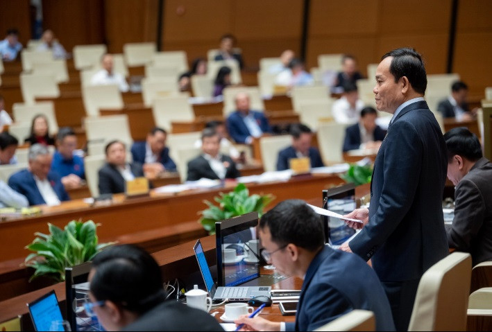 "Rùng mình" khi nghe Bí thư tỉnh ủy nói về "rừng" thủ tục: Làm rõ thêm một số nội dung được các đại biểu quan tâm, Phó Thủ tướng Trần Lưu Quang khi nói về về vấn đề phân cấp ủy quyền đã nhấn mạnh nếu giải quyết được việc phân cấp thì có thể giải quyết được cả vấn đề cải cách thủ tục hành chính. “Bí thư một tỉnh phía Bắc đã nắm tay tôi và cảm ơn, vì chúng tôi đã giải quyết việc chuyển mục đích sử dụng rừng để làm công trình đường giao thông. Đồng chí này nói là đã phải trình 24 thủ tục hành chính thì mới được giải quyết. Thực sự tôi cũng "rùng mình" với thông tin này", Phó Thủ tướng Trần Lưu Quang dẫn ví dụ và cho rằng, còn những vướng mắc nhất định như các quy định chuyên ngành; nhiều địa phương, nhiều cơ quan vẫn không muốn phân cấp vì lợi ích, sợ mất đi quyền lực.