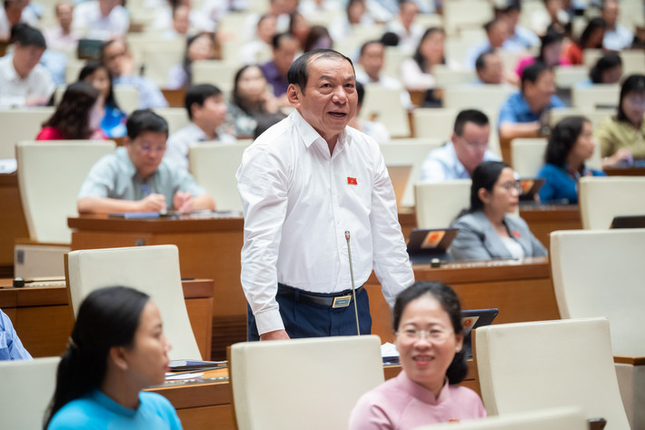 Nguồn lực chương trình chấn hưng văn hóa là làm cho nhiệm kỳ sau: Bộ trưởng VHTTDL Nguyễn Văn Hùng cho biết, để có giải pháp căn cơ, thực hiện theo kết luận của Trung ương, nghị quyết của Quốc hội, Bộ VHTTDL đang xây dựng chương trình mục tiêu chấn hưng và phát triển văn hóa, con người Việt Nam trong giai đoạn 10 năm. “Chương trình đặt ra 7 mục tiêu tổng quát và 9 dự án thành phần. Trong đó nhấn mạnh về dự án môi trường văn hóa phát triển con người, nâng cao hiệu quả thông tin, bảo tồn, phát huy các giá trị, vấn đề về đẩy mạnh chuyển đổi số, phát triển nguồn nhân lực, hội nhập quốc tế và một số phần trong thiết chế. Chúng tôi hy vọng sau khi trình Quốc hội sẽ được phân bổ nguồn lực, đi trước và vượt qua tư duy nhiệm kỳ, làm cho nhiệm kỳ sau chứ không phải làm cho nhiệm kỳ này", ông Hùng nói.