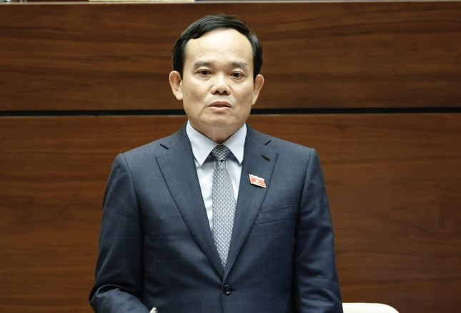 Bảo vệ người dám nghĩ, dám làm vẫn “bí” vì xung đột quy định hiện hành: Phó Thủ tướng Trần Lưu Quang khi đề cập việc khuyến khích, bảo vệ người dám nghĩ, dám làm, dám chịu trách nhiệm nói rằng, việc này góp phần giải quyết những cán bộ đang né tránh, đùn đẩy công việc. “Hoan nghênh Bộ Nội vụ thời gian qua đã "đánh vật" với nhiệm vụ này và ngày 29/9 vừa qua, Chính phủ đã ban hành Nghị định 73. Trong đó khuyến khích ai tham gia sẽ được tôn vinh, khen thưởng và có cơ hội thăng tiến tốt hơn. Nhưng đến lĩnh vực "bảo vệ người dám nghĩ dám làm" thì chúng tôi bí, vì nó xung đột với tất cả quy định hiện hành. Muốn vậy thì phải sửa luật, nhưng tôi nghĩ cũng cực kỳ khó", Phó Thủ tướng nói.