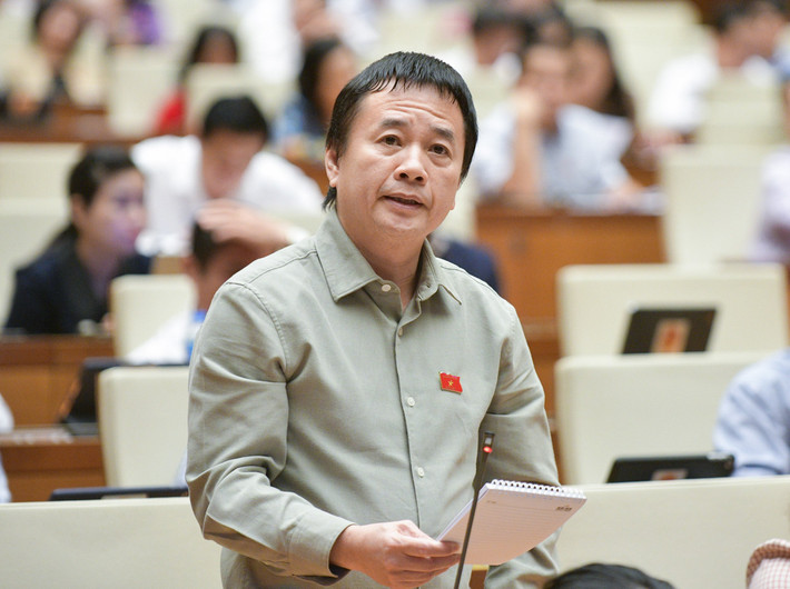 "Chân mình thì lấm bê bê/ Lại cầm bó đuốc đi rê chân người": Đại biểu Phạm Nam Tiến (Đắk Nông) cho biết, sau một năm, từ Nghị quyết chất vấn tại Kỳ họp thứ 4 với những giải pháp đưa ra, ngành thanh tra đã đạt nhiều kết quả tích cực. Tuy nhiên, đội ngũ công chức làm công tác thanh tra phòng, chống tham nhũng, tiêu cực có dấu hiệu vi phạm pháp luật cũng tăng lên, dẫn đến thực trạng "Chân mình thì lấm bê bê/ Lại cầm bó đuốc đi rê chân người".