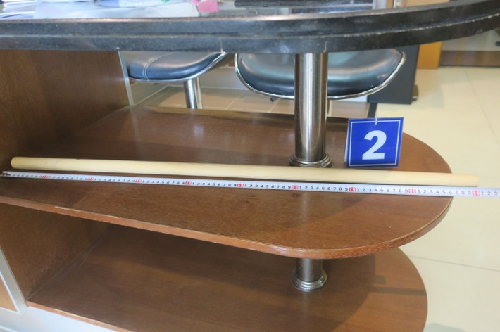 Trang đã dùng một đoạn gỗ tròn, đường kính 2,2cm, dài 90cm đánh liên tiếp vào lưng, mông, trán và trên đầu cháu A. Trong cơn bực tức, Trang đạp vào bụng, ngực, vùng kín và chân của bé A.