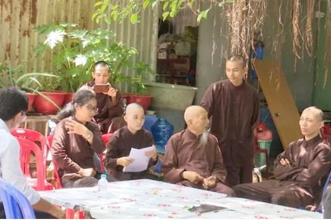 Thời gian qua, các cơ quan của tỉnh nhận rất nhiều đơn tố cáo của tổ chức, cá nhân về hành vi sai phạm của một số trường hợp sinh sống tại hộ bà Cao Thị Cúc (SN 1960), ngụ ấp Lập Thành, xã Hòa Khánh Tây, huyện Đức Hòa (nơi tự xưng là “Tịnh thất Bồng Lai”, hiện là “Thiền am bên bờ vũ trụ”). Đồng thời, ngoài việc thu hút sự quan tâm, chú ý của dư luận xã hội và trên các trang mạng xã hội, đa số người dân bức xúc với các hoạt động có dấu hiệu lợi dụng hình thức tu tại gia, nuôi dưỡng trẻ mồ côi, cơ nhỡ để kêu gọi góp vốn từ thiện và lợi dụng quyền tự do dân chủ để xâm phạm lợi ích của tổ chức, cá nhân, loạn luân,... gây ảnh hưởng đến an ninh trật tự tại phương.
