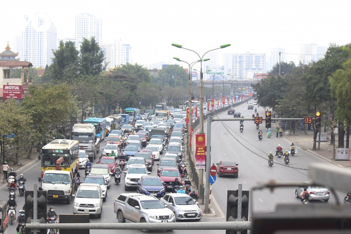 Tại đường Ngọc Hồi, tình trạng ùn ứ phương tiện và người tham gia giao thông kéo dài gần 3km. (Ảnh: VOV)