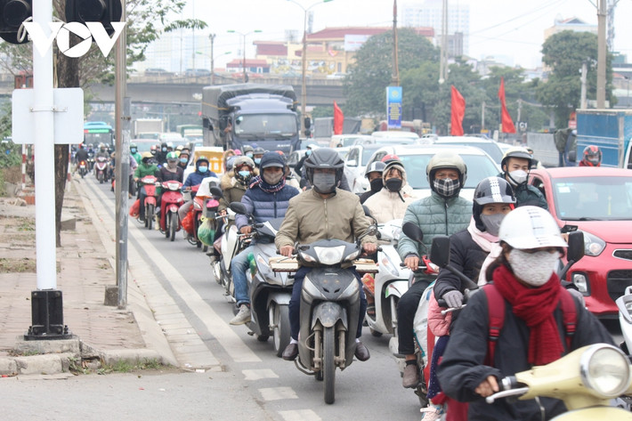 Dòng người di chuyển trên đường Ngọc Hồi. (Ảnh: VOV)
