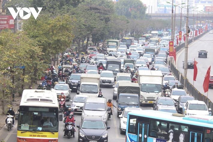 Do dịch bệnh COVID-19 diễn biến phức tạp, nên hầu hết mọi người lựa chọn về quê bằng hình thức đi xe cá nhân, thuê xe taxi, xe hợp đồng hoặc di chuyển bằng xe máy để tránh tiếp xúc với nhiều người. (Ảnh: VOV)
