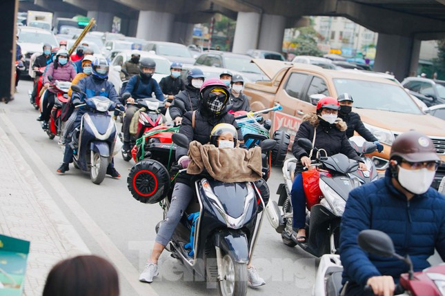 Tại các lối dẫn lên đường trên cao, do người dân bắt đầu di chuyển về quê, lượng phương tiện tăng cao nên xảy ra hiện tượng ùn ứ. (Ảnh: Tiền Phong)