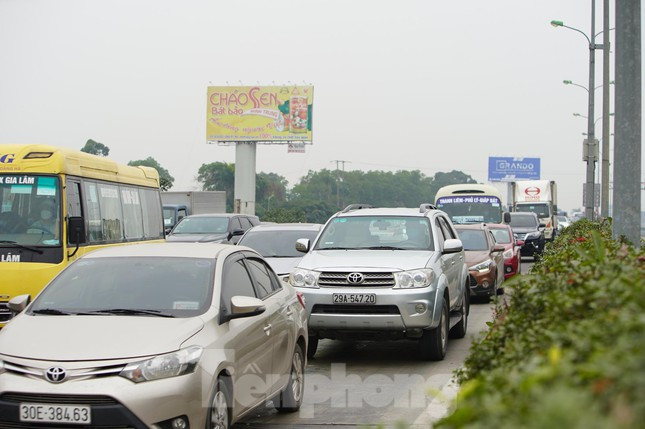 Các xe ô tô nhích từng bước di chuyển khá khó khăn nhiều thời điểm. (Ảnh Tiền Phong)