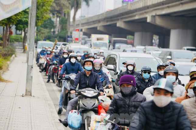 Người dân lỉnh kỉnh đồ đạc trên đường về quê nghỉ ăn Tết. (Ảnh: Tiền Phong)