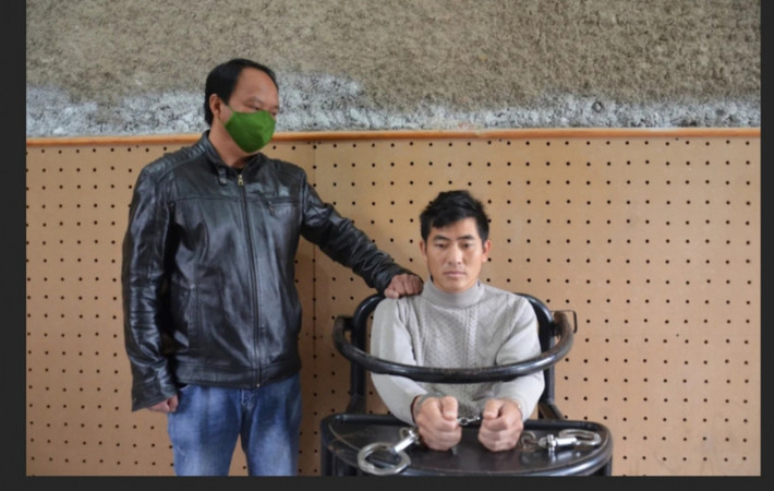 Qua trinh sát, các cơ quan công an trên phát hiện một đường dây mua bán, vận chuyển trái phép chất ma túy hoạt động liên tỉnh, xuyên quốc gia với số lượng lớn do một nhóm đối tượng người dân tộc Mông (trú tại huyện Điện Biên Đông và huyện Điện Biên) tổ chức thành đường dây khép kín, đưa ma túy từ Lào về Việt Nam bằng đường bộ qua Điện Biên để mang sang nước thứ ba tiêu thụ. (Ảnh đối tượng Lầu A Dia)