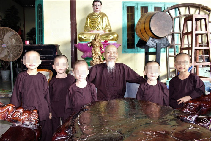 Ngày 1/1/2020, ông Lê Tùng Vân đã làm lễ đổi tên "Tịnh thất Bồng Lai" thành "Thiền am bên bờ vũ trụ". Cùng thời điểm này, trên mạng xã hội xuất hiện nhiều thông tin tố cáo các hoạt động nhận nuôi trẻ sai quy định, lừa đảo, quan hệ với trẻ vị thành niên bị bệnh tâm thần,... và các hoạt động phức tạp của ông Lê Tùng Vân trước đây. Về việc này, cơ quan chức năng ở tỉnh cũng nhận được nhiều thông tin ở nhiều nơi gửi đến phản ánh, tố cáo ông Lê Tùng Vân với nội dung tương tự như trên mạng xã hội.