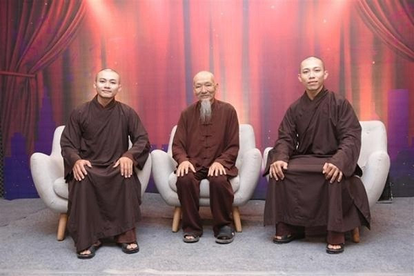 Cơ quan Cảnh sát điều tra, Công an huyện Đức Hòa đã ra quyết định khởi tố bị can đối với 4 đối tượng gồm Lê Tùng Vân (SN 1932); Lê Thanh Hoàn Nguyên (SN 1990); Lê Thanh Nhất Nguyên (SN 1991); Lê Thanh Trùng Dương (SN 1995) cùng địa chỉ ấp Lập Thành, xã Hòa Khánh Tây, huyện Đức Hòa, tỉnh Long An về tội “Lợi dụng quyền tự do dân chủ vi phạm lợi ích của Nhà nước, tổ chức, cá nhân" theo quy định tại Điều 331 Bộ Luật hình sự năm 2015, sửa đổi, bổ sung năm 2017.