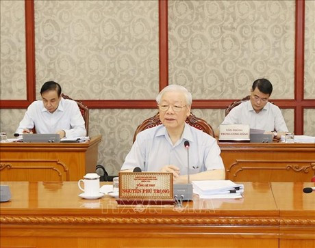 "Suy thoái về tư tưởng chính trị, đạo đức, lối sống dẫn đến tham nhũng": Ngày 10/9/2021, tại cuộc họp Bộ Chính trị cho ý kiến về Đề án "Sửa đổi, bổ sung chức năng, nhiệm vụ, quyền hạn của Ban Chỉ đạo Trung ương về phòng, chống tham nhũng", Tổng Bí thư Nguyễn Phú Trọng nhấn mạnh tham nhũng và suy thoái về tư tưởng chính trị, đạo đức, lối sống, "tự diễn biến", "tự chuyển hóa" đều là những biểu hiện tiêu cực. “Không chỉ đấu tranh phòng, chống tham nhũng trong lĩnh vực kinh tế, mà quan trọng hơn là phải chống tiêu cực trong cả lĩnh vực tư tưởng chính trị, đạo đức, lối sống. Hai lĩnh vực này có liên quan đến nhau, sự suy thoái về tư tưởng chính trị, đạo đức, lối sống dẫn đến tham nhũng, đây là cái gốc, cái cơ bản cần phải chống. Lợi ích kinh tế thường gắn liền với quyền lợi chính trị, chức quyền, với sự hư hỏng về đạo đức, lối sống”. (Ảnh: TTXVN)