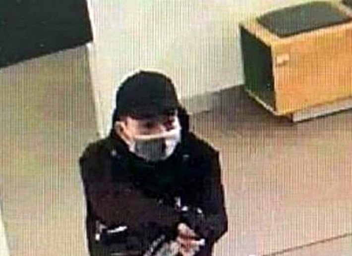 Thời điểm xảy ra vụ việc, một nam thanh niên mặc quần áo tối màu, đội mũ, bịt mặt, mang theo ba lô vào ngân hàng ngồi xuống ghế khách hàng. Người này rút ra 1 vật giống khẩu súng ngắn chĩa vào nhân viên bảo vệ uy hiếp rồi chĩa súng vào nhân viên ngân hàng ngồi trong quầy giao dịch đe dọa.