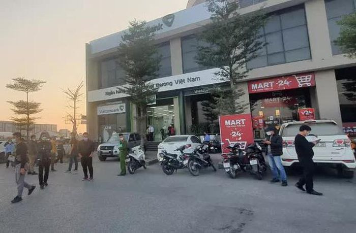 Sáng 8/1, Công an Thành phố Hải Phòng cho biết, lực lượng chức năng đang khẩn trương truy bắt đối tượng gây ra vụ cướp tại phòng giao dịch ngân hàng Vietcombank ở đường Đình Vũ, phường Đông Hải 2, Hải An, TP Hải Phòng.