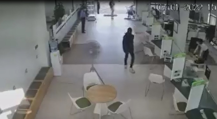Khi nhận tiền người này tiếp tục chĩa súng vào nhân viên ngân hàng. Thời gian đối tượng thực hiện cướp diễn ra khoảng 5 phút sau đó ôm ba lô tiền chạy ra ngoài, cướp 1 xe máy của nhân viên bảo vệ rồi bỏ trốn.