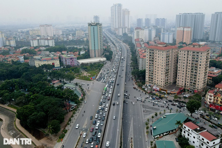 Tại tuyến đường vành đai 3 trên cao, đoạn qua nút giao Nguyễn Xiển (Hà Nội), tình trạng ùn tắc kéo dài hơn 5 km đến tận nút giao hồ Linh Đàm. (Ảnh: Dân trí)