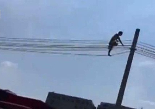Sau khi nhận được tin báo, để phòng ngừa chuyện ngoài ý muốn phát sinh, lực lượng cứu hộ của đội phòng cháy chữa cháy và xe cứu thương cũng được điều động tới hiện trường để xem xét tình hình. (Nguồn Sina)