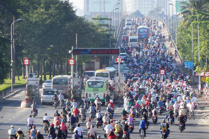 Những chốt kiểm soát vé chiếm nhiều diện tích trên làn đường gây cản trở giao thông.