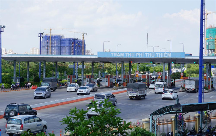 Trạm thu phí Thủ Thiêm ở đầu hầm vượt sông Sài Gòn (quận 2) được xây dựng năm 2011. Trạm thu phí được đặt tại đầu hầm phía quận 2, cách cửa hầm 340 mét, phục vụ tổ chức thu phí cho cả hai chiều lưu thông qua hầm với 10 làn thu phí.